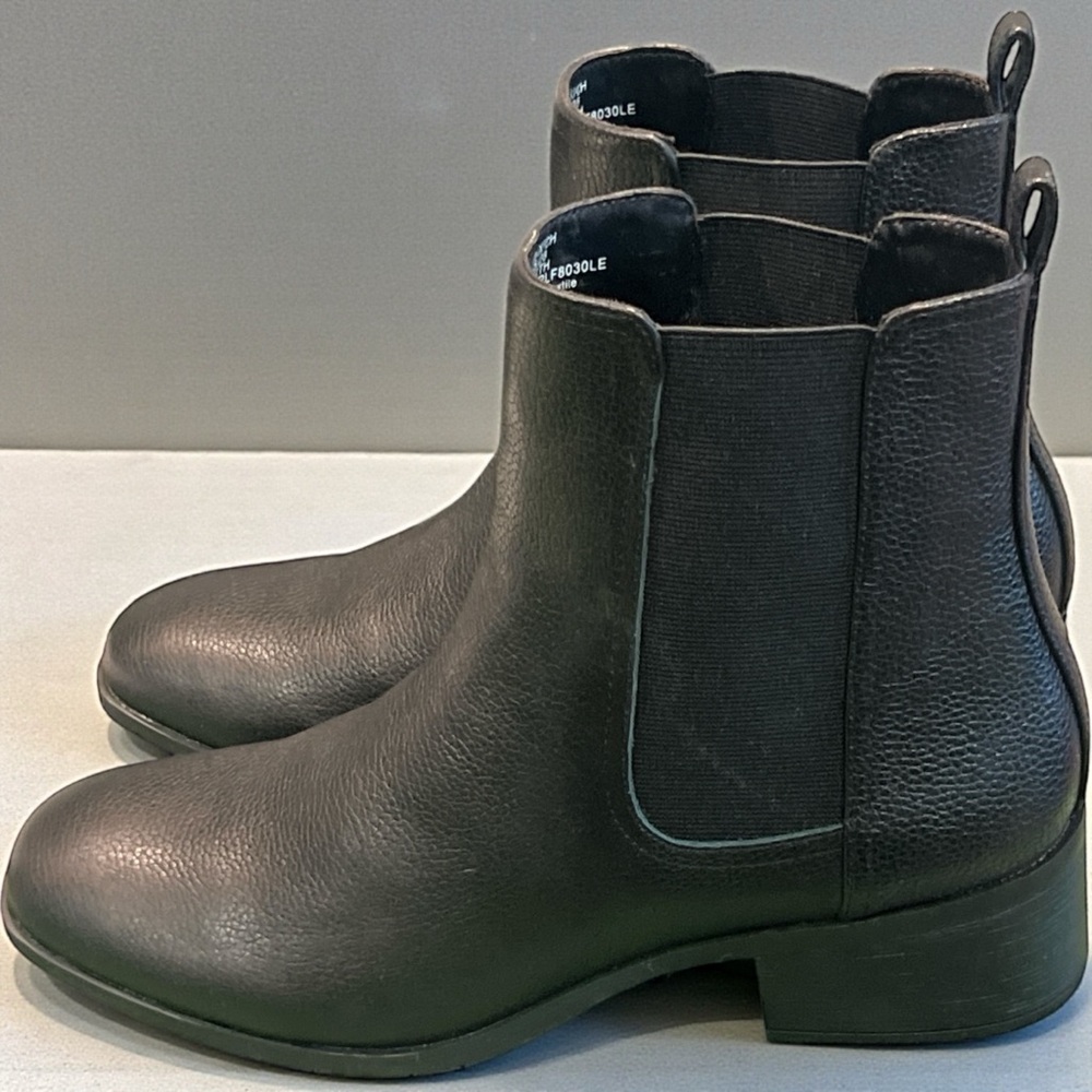 Reaction Kenneth Cole Black Chelsea Block Heel Ankle Boots.